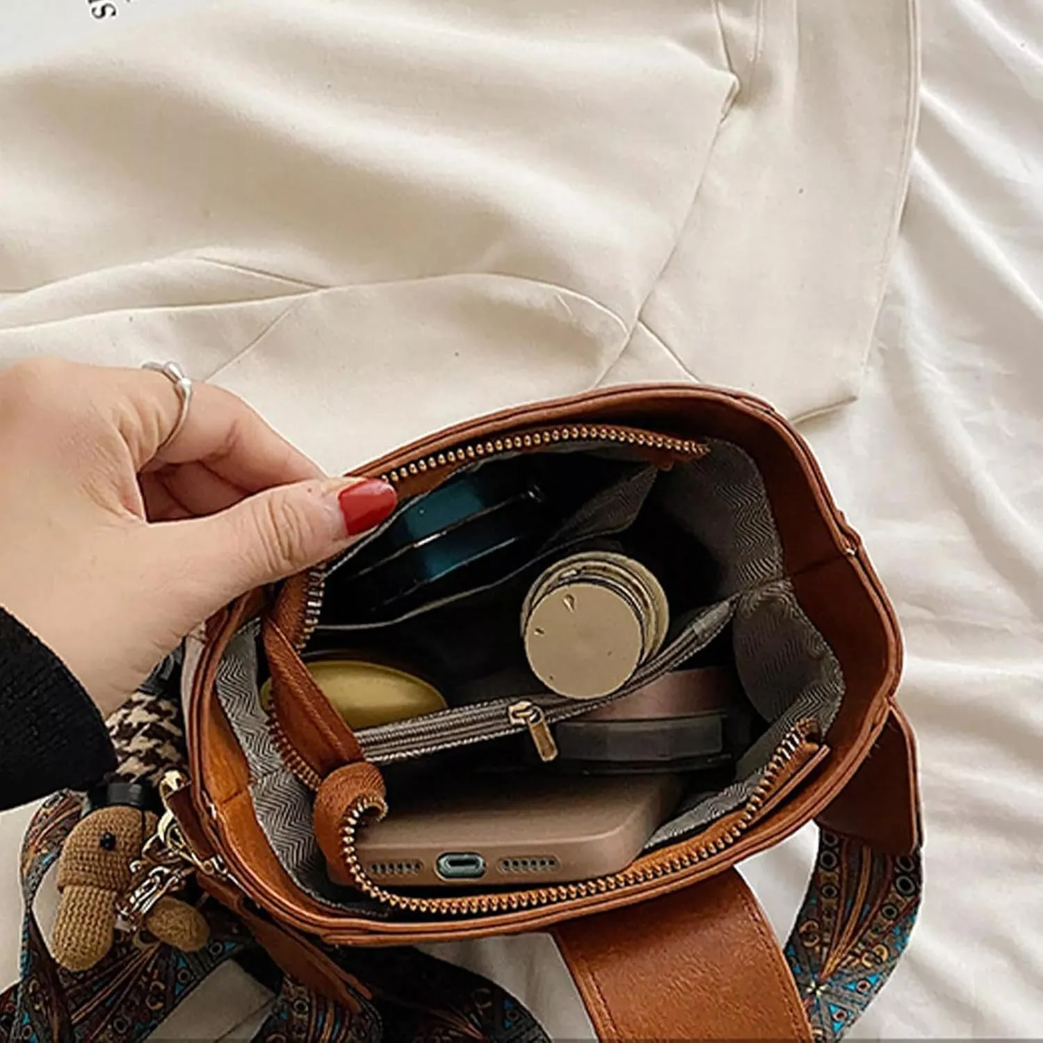Women's Vintage Bunny Charm Bucket Bag,Trendy Leather Crossbody Bags with Adjustable Wide Shoulder Strap,Spacious Tote Purse